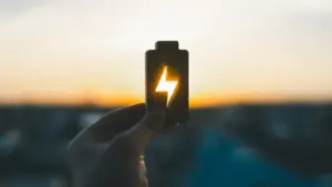 Baterai Sodium-ion Guncang Pasar EV: Lebih Murah dari LFP?, Mengatasi Batasan Energi: CATL dan Zhaona Menetapkan Standar Baru, Tiga Keunggulan Kunci Sodium-ion, Strategi Hibrida: Menggabungkan Sodium dan Lithium, Perspektif Jangka Panjang dan Perlombaan Global Sodium-ion