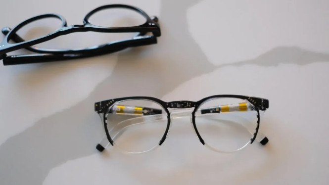 Tak Perlu Lagi Ganti Kacamata! IXI Hadirkan Lensa yang Fokus Sendiri Sesuai Mata Anda, Presbiopi dan Keterbatasan Lensa Konvensional, Teknologi Lensa Liquid Crystal: Fokus Dinamis Tanpa Gerakan Mekanis, Pelacakan Mata Tanpa Kamera: Rahasia di Balik Akurasi Fokus, Desain yang Tetap Terlihat Seperti Kacamata Biasa, Kolaborasi dengan Optiswiss dan Rencana Peluncuran Global, Dampak Sosial dan Potensi Pasar, Kesimpulan: Lebih dari Sekadar Gadget Ini Revolusi Optik