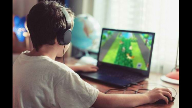 Main Game Bisa Bikin Otak 4 Tahun Lebih Muda? Ini Faktanya!, Video Game Bukan Sekadar Hiburan Tapi “Latihan Otak” Kompleks, Studi StarCraft II: Bukti Ilmiah Otak Gamer Lebih Efisien, Gamer Pemula Juga Bisa Dapat Manfaat Asal Pilih Game yang Tepat, Bukan Semua Game Sama: Genre Menentukan Manfaat Kognitif, Peringatan Para Ahli: Jangan Sampai Overdosis Game!, Implikasi Masa Depan: Game sebagai Terapi Kognitif?, Kesimpulan: Main Game Boleh, Asal Cerdas