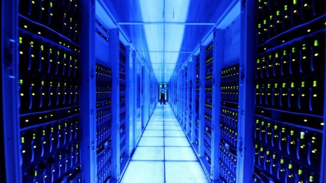 AI Mendorong Pendinginan Cair Dominasi Pusat Data, Mengukur Efisiensi Termal: Cair vs Udara, Tantangan Kepadatan Daya dan Skalabilitas Ruang, Aspek Keberlanjutan dan Pengelolaan Air, Kesiapan Masa Depan dan Metrik PUE