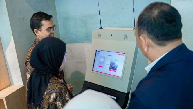 Cuma Boleh Punya 3 Nomor? Ini Syarat Baru Registrasi SIM Card 2026, Inti Aturan: KYC, Biometrik Wajah, dan Basis NIK, Pembatasan Jumlah Nomor: Maksimal 3 per Operator, Kartu Perdana Harus Dijual dalam Kondisi Tidak Aktif, Hak Masyarakat: Cek, Blokir, dan Laporkan Nomor atas Identitas Anda, Registrasi Ulang untuk Pelanggan Lama, Perlindungan Data dan Tanggung Jawab Operator, Penegakan Aturan: Pendekatan Edukatif Lebih Dulu, Latar Belakang: Maraknya Penipuan Digital via Telepon &amp; SMS, Unduh Aturan Resmi, Kesimpulan: Langkah Besar Menuju Ekosistem Digital yang Lebih Aman