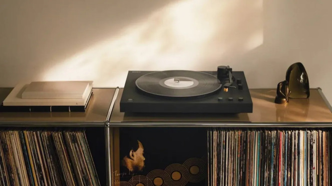 Vinyl Comeback! Sony Hadirkan 2 Turntable Baru dengan Bluetooth &amp; USB - Cek Harganya, Desain Minimalis &amp; Pengalaman Pengguna yang Ramah Pemula, Teknologi Modern dalam Tubuh Analog: Bluetooth, USB, dan Equalizer Internal, PS-LX3BT: Pintu Masuk Ideal ke Dunia Vinyl, PS-LX5BT: Upgrade untuk Audiophile Pemula, Konteks Strategis: Mungkinkah Ini Turntable Terakhir dari Sony?, Harga dan Ketersediaan, Kesimpulan: Vinyl Tidak Mati Sony Malah Memperbaruinya