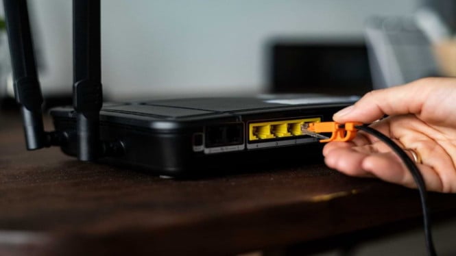 Taktik Efektif Optimasi Kecepatan Wi-Fi di Rumah, Mengukur Kebutuhan Jaringan: Router Standar vs Jaringan Mesh, Strategi Penempatan Router Kritis untuk Sinyal Maksimal, Eliminasi Interferensi Sinyal dan Penyesuaian Antena, Analisis Akhir dan Tindakan Mandiri