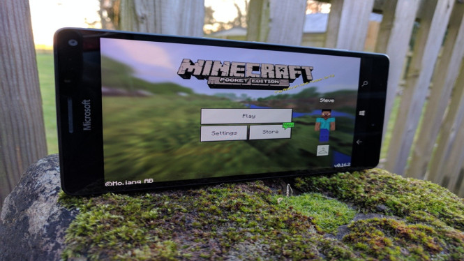 Pilih Mana? Minecraft HP atau PC, Ini Analisis Lengkap Fiturnya, Kontrol Gameplay: Fleksibilitas Layar Sentuh vs. Presisi Maksimal, Performa Teknis dan Stabilitas: Menguji Batas Hardware, Ekosistem Konten dan Modifikasi: Kebebasan Bereksperimen, Menentukan Pilihan: Fleksibilitas Portabel vs. Imersi Mendalam