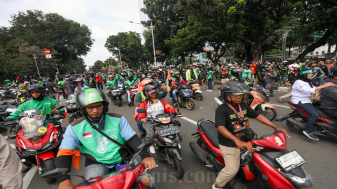 Perjuangan THR Ojol: Serikat Tolak Bonus, Tuntut Status Pekerja, Perdebatan Status: Mengapa Ojol Berhak Atas THR?, Penolakan Keras Terhadap Skema Bonus Hari Raya (BHR), Tuntutan Mendesak: THR 1x UMP Tanpa Syarat, Analisis Kebutuhan Jaminan Tunjangan Layak