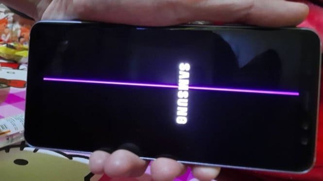 Garis Putih/Hijau di Layar Samsung? Coba 5 Langkah Ini Sebelum Ganti LCD!, Penyebab Utama Garis di Layar HP Samsung, Langkah 1: Penanganan Software – Coba Ini Dulu!, Langkah 2: Penanganan Fisik Ringan – Hati-Hati!, Kapan Harus Ganti LCD HP Samsung?, Tips Mencegah Garis di Layar HP Samsung, Kesimpulan: Realistis, Bertahap, dan Jangan Memaksa