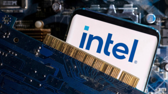 Intel Serang Nvidia! GPU Baru untuk Server AI Segera Meluncur, Intel vs Nvidia: Pertarungan untuk Menguasai Infrastruktur AI Dunia, Eric Demmers: Senjata Rahasia Intel untuk Kalahkan Nvidia, Kolaborasi dengan Pelanggan: Desain Berbasis Kebutuhan Nyata, Ancaman dari Timur: Huawei dan “Strategi Orang Miskin” yang Mengkhawatirkan, Intel Foundry: Harapan Baru dari Bisnis Manufaktur, Kesimpulan: Tiga Raksasa, Satu Medan Perang
