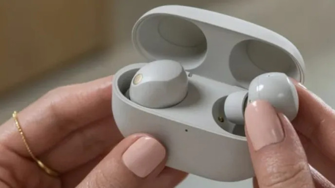 Sony Resmi Umumkan Tanggal Rilis WF-1000XM6, Desain Baru Terungkap!, Desain Baru: Lebih Ringkas, Lebih Nyaman, Lebih Fungsional, Casing Pengisian Lebih Tipis dan Sudut Tegas, Peningkatan Audio &amp; ANC: Mikrofon Tambahan Jadi Petunjuk Kunci, Pilihan Warna: Hitam, Platinum Silver, dan... Sand Pink?, Peluncuran Global: 12 Februari 2026, Pukul 16.00 UTC, Tantangan Besar: Apakah XM6 Cukup untuk Kalahkan Persaingan?, Kesimpulan: Momentum Krusial untuk Sony di 2026
