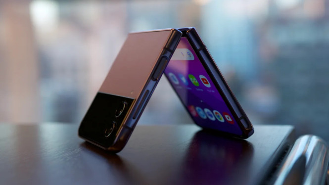 Rumor Panas: Apple Siapkan iPhone Flip Desain Clamshell, Pergeseran Fokus: Dari Lipat Buku ke Desain Clamshell, Dominasi Pasar dan Tantangan Kompetitor Utama, Inovasi Layar dan Masa Depan Foldable iPhone, Implikasi Strategis Kehadiran Foldable iPhone
