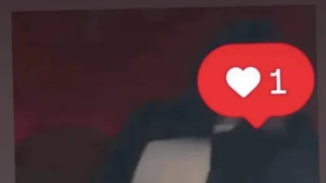 Viral Foto Mesra Pejabat AD &amp; Artis, Davina Karamoy Terseret?, Awal Mula Isu: Unggahan Akun Gosip yang Picu Kegaduhan, Mengapa Davina Karamoy Jadi Sasaran Spekulasi?, Netizen Jadi “Detektif Digital”, Tapi Banyak yang Salah Sasaran, Bahaya Informasi Tanpa Verifikasi: Antara Gosip dan Hoaks, Konteks Politik: Mengapa “Partai Oren” Jadi Fokus?, Kesimpulan: Tunggu Konfirmasi, Jangan Terburu-Buru Menuduh