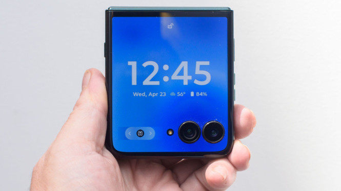 Apple Uji Coba iPhone Flip, Siap Saingi Samsung di 2026?