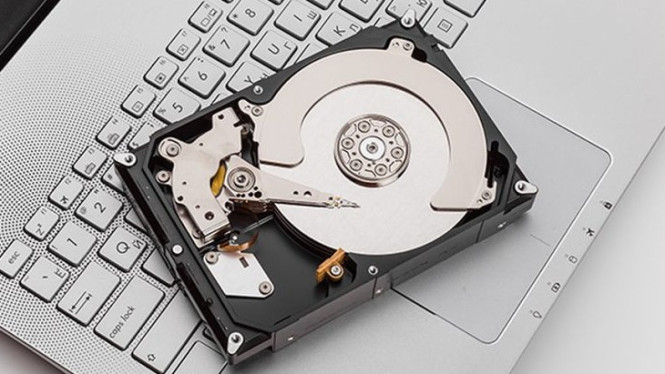 Hard Disk Mulai Langka, Siap-Siap Bayar Lebih Mahal Tahun Ini!, Mengapa AI Butuh Banyak HDD?, Dari Mana Permintaan HDD Datang?, Tiga Raksasa yang Mengendalikan Pasar HDD, Dampak ke Konsumen: Harga Naik, Stok Menipis, Krisis Memori yang Lebih Luas: Bukan Cuma HDD, Apa yang Bisa Dilakukan Konsumen?, Kesimpulan: Era Penyimpanan Murah Mungkin Berakhir