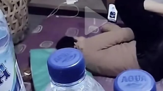 Link Video Botol Aqua Viral: Apa yang Sebenarnya Terjadi?, Awal Mula Viral: Dari Candaan hingga Perburuan Link Asli, Pola Berulang: Dari Teh Pucuk ke Aqua, Konten “Misteri Visual” Jadi Tren, Isu Etika Digital: Apakah Ini Pelanggaran Privasi?, Respons Warganet: Dari Humor hingga Kecaman, Pelajaran Penting: Jangan Jadikan Orang Biasa Bahan Konten Tanpa Izin, Kesimpulan: Viral Boleh, Tapi Jangan Lupa Etika