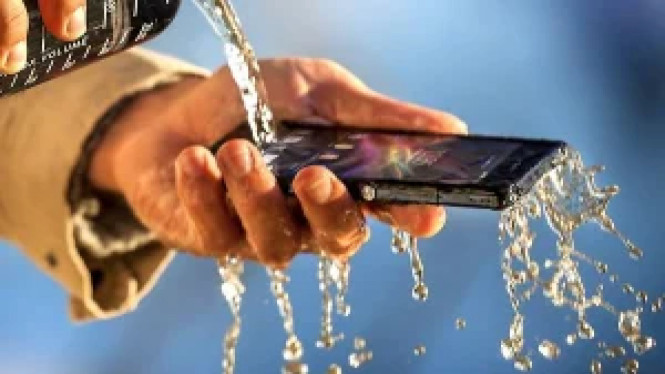 Rahasia Teknologi HP Tahan Air: Dari Mid-Range Hingga Lipat, Bagaimana Teknologi HP Tahan Air Bekerja Secara Mekanis?, Lapisan Nano: Proteksi Cadangan di Level Mikroskopis, Tantangan Ekstrem pada Smartphone Layar Lipat, Masa Depan Ketahanan Perangkat Mobile