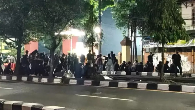 Demo Ricuh di Polda DIY! Massa Serbu, Dobrak Pagar, Polisi Siaga Penuh, Awal Aksi: Ajakan Amarah Kolektif terhadap “Polisi Pembunuh Negara”, Kronologi Ricuh: Dari Demonstrasi Damai ke Penjebolan Pagar, LBH Yogyakarta Bantah Terlibat: “Itu Bukan Inisiatif Kami”, Respons Aparat: Siaga Penuh tapi Hindari Eskalasi, Analisis: Apa yang Memicu Kemarahan Publik?, Implikasi Hukum dan Etika: Bahaya Pencatutan Nama Lembaga, Kesimpulan: Antara Hak Demonstrasi dan Ancaman Ketertiban Umum