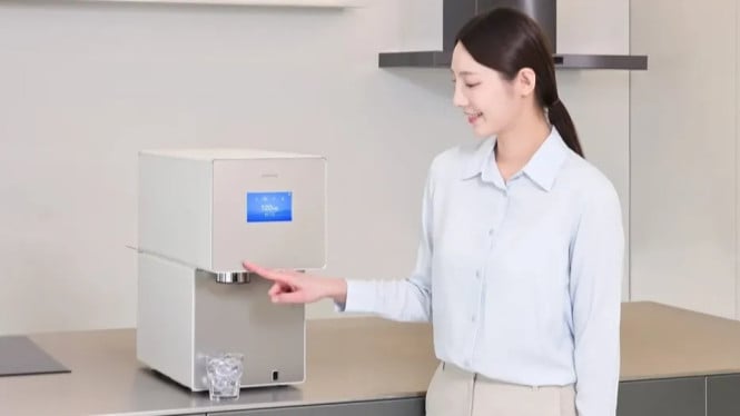 Samsung Luncurkan Bespoke AI Ice Purifier: 1.000 Es/Hari + Air Bersih!, Konsep Revolusioner: Satu Perangkat, Dua Fungsi Utama, Sistem Pemurnian Air 4-Tahap: Bersih Hingga ke Partikel Mikro, Produksi Es Skala Industri: 1.000 Es/Hari dalam Ukuran Rumahan, Fokus pada Kebersihan: Sterilisasi Otomatis 360°, Integrasi AI &amp; Ekosistem Smart Home Samsung, Harga Premium, Pasar Terbatas Tapi Potensi Global Besar, Kesimpulan: Lebih dari Sekadar Mesin Es Ini Gaya Hidup Masa Depan