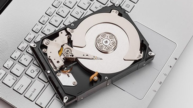 Harga HDD, Router &amp; STB Naik Gila-gilaan! Ini Penyebabnya, Akar Masalah: AI Haus Data, Memori Jadi Komoditas Langka, Router &amp; STB: Korban Tak Terduga dari Ledakan AI, Cipflasi: Ketika Harga Chip Lebih Mahal dari Emas, Proyeksi Hingga 2026: Kapan Krisis Ini Berakhir?, Strategi Mitigasi: Apa yang Bisa Dilakukan?, Kesimpulan: Era Baru Teknologi Di Mana Data Lebih Berharga dari Logam Mulia