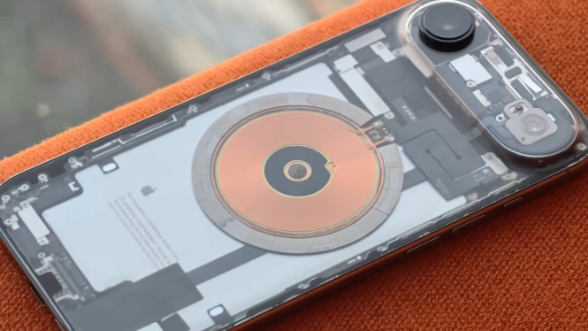 YouTuber Ini Modifikasi iPhone Air Jadi Transparan dan Slot SIM Fisik