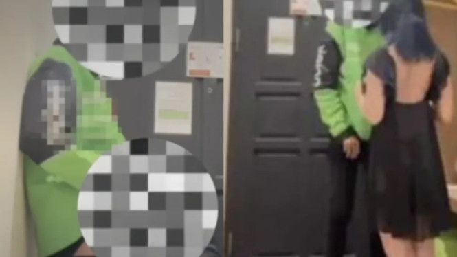 Link Ojol Viral Samarinda Baju Hitam Ramai Diburu, Ini Fakta Aslinya!, Awal Mula Viral: Potongan Video Pendek yang Bikin Penasaran, Spekulasi Warganet: Dari Prank hingga Kisah Cinta Dadakan, Fakta yang Diketahui: Tidak Ada Konflik, Tidak Ada Insiden, Bahaya Viral Tanpa Konteks: Dampak pada Privasi dan Stigma, Apakah Ada Link Video Asli yang Bisa Diakses?, Kesimpulan: Viral karena Misteri, Bukan karena Skandal