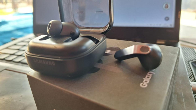 Review Samsung Galaxy Buds 4 Pro Upgrade Kecil, Performa Makin Powerful, Review Galaxy Buds 4 Pro: Desain Lebih Dewasa dan Nyaman, Samsung Galaxy Buds 4 Pro Hadirkan Kualitas Audio Lebih Imersif, Buds4 Pro Audio Tuning Saingi Kompetitor Kelas Atas, Galaxy Buds4 Pro ANC Makin Baik, Tapi Belum Sempurna, Mode Transparansi Lebih Natural dan Nyaman, Konektivitas dan Fitur Audio Masih Terikat Ekosistem Galaxy, Daya Tahan dan Ketahanan Air Lebih Baik, Apakah Galaxy Buds 4 Pro Layak Dibeli?, Earbuds Samsung Terbaik Saat Ini