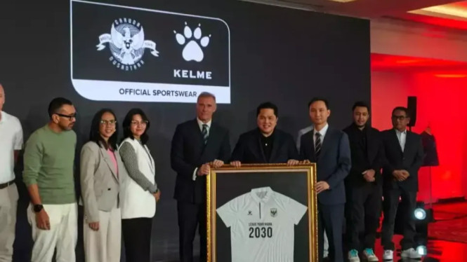 Jersey Baru Timnas Indonesia Resmi Dirilis Kelme Hari Ini di GBK, Ini Detail Lengkapnya!, Meriahnya Acara Peluncuran Jersey Baru di GBK, Dua Varian Jersey: Player Issue dan Replica, Mana Pilihanmu?, 1. Player Issue: Spesifikasi Tertinggi untuk Atlet Profesional, 2. Replica Issue: Kualitas Tinggi dengan Harga Lebih Bersahabat, 3. Jersey Anak-anak: Menyusul April 2026, Desain: Antara Spekulasi dan Harapan, Kapan Jersey Baru Ini Akan Digunakan?, Harga dan Cara Pembelian, Reaksi Netizen: Antara Antusiasme dan Kritik, Kolaborasi Strategis: Kelme dan Masa Depan Sepak Bola Indonesia, Tips Membeli Jersey Timnas Indonesia Original, Kesimpulan: Momen Bersejarah untuk Sepak Bola Indonesia