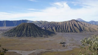 Gunung Bromo, Kebijakan Bebas Visa untuk Brasil, Keindahan Alam Brasil, Budaya dan Kuliner Brasil, Pesona dan Keindahan Alam Indonesia, Gunung Bromo, Raja Ampat, Budaya dan Kuliner Indonesia, Perbandingan Aksesibilitas dan Aktivitas