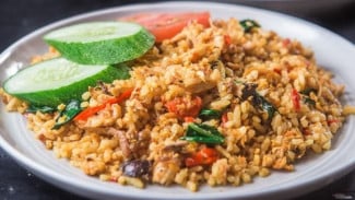 Ilustrasi nasi goreng, 1. Nasi Box Ayam Goreng Krispi, 2. Nasi Uduk Komplit, 3. Sayur Kolplay dan Telur Balado, 4. Capcay Goreng, 5. Nasi Kuning Sederhana, 6. Ayam Kecap dan Tahu Tempe, 7. Sop Ayam Rumahan, 8. Tumis Kangkung dan Ikan Asin, 9. Nasi Goreng Kampung, 10. Semur Daging dan Kentang