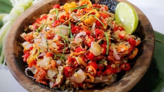 Ilustrasi sambal matah, Sambal Terasi: Gurih dan Aroma Khas Jawa, Sambal Matah: Kesegaran Khas Bali, Ilustrasi sambal matah, Sambal Ijo: Andalan Rumah Makan Padang, Sambal Roa: Cita Rasa Smokey dari Manado, Sambal Tempoyak: Kejutan Fermentasi Durian, Sambal Dabu-Dabu: Kesegaran ala Sulawesi Utara, Ilustrasi sambal dabu-dabu
