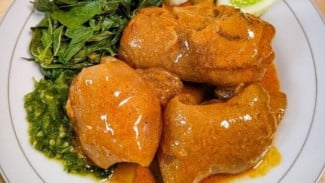 Ilustrasi gulai tunjang khas padang, Opor: Kuah Santan Lembut Khas Lebaran, Ilustrasi opor ayam, Gulai: Rempah Kaya dengan Cita Rasa Kuat, Ilustrasi gulai tunjang khas padang, Kare: Sentuhan India dalam Kuliner Nusantara, Perbedaan Utama dalam Bumbu dan Penyajian, Variasi Regional dan Bahan