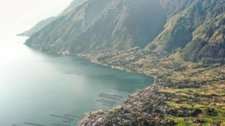 Danau toba, 1. Air Terjun Coban Rondo, Malang, Jawa Timur, 2. Danau Toba, Sumatra Utara, 3. Taman Nasional Bromo Tengger Semeru, Jawa Timur, 4. Lembah Baliem, Papua, 5. Kebun Raya Bogor, Jawa Barat, 6. Desa Wisata Munduk, Bali