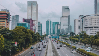 Ilustrasi kota Jakarta, Budaya Metropolitan dan Tuntutan Produktivitas, Infrastruktur dan Kepadatan Kota, Ilustrasi kota Jakarta, Dampak pada Wisatawan, Tips untuk Wisatawan, Pentingnya Sumber Informasi Terpercaya