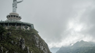 Buntu Burake, 1. Lolai – Negeri di Atas Awan, 2. Patung Yesus Buntu Burake, 3. Agrowisata Pango-Pango, 4. Desa Adat Kete Kesu, 5. Kompleks Pemakaman Londa, 6. Air Terjun Talondo Tallu dan Kalean, 7. Bukit Ollon
