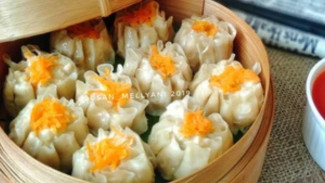 Ilustrasi dimsum, 1. Mini Korean Corn Dog, 2. Tahu Krispi dengan Saus Unik, 3. Donat Mini Topping Warna-Warni, 4. Es Kopi Susu Kekinian dalam Kemasan Botol, 5. Dimsum Mini Homemade, 6. Pisang Nugget dengan Topping Modern, 7. Martabak Manis Mini, 8. Roti Bakar Mini dengan Varian Rasa, 9. Churros Mini dengan Saus Cokelat, 10. Salad Buah dalam Cup