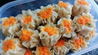 Ilustrasi menyimpan dimsum, 1. Roti Bakar Kekinian dengan Topping Unik, 2. Corndog Mozzarella, 3. Dimsum Mini, 4. Pisang Nugget, 5. Tahu Krispi dengan Bumbu Tabur, 6. Martabak Mini Manis dan Gurih, 7. Donat Mini Topping Warna-Warni, 8. Basreng (Bakso Goreng), 9. Es Kopi Susu Kekinian, 10. Seblak Instan Kering, 11. Chicken Pop dengan Saus, 12. Mie Lidi Pedas, 13. Kue Cubit Kekinian, 14. Sate Taichan Mini, 15. Puding Regal dengan Topping Buah