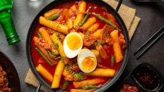 Ilustrasi Tteokbokki, 1. Mochi Bites Isi Keju dan Cokelat, 2. Cromboloni Mini dengan Topping Variatif, 3. Es Krim Goreng, 4. Donat Kentang Kekinian, 5. Keripik Sayuran dengan Bumbu Inovatif, 6. Dessert Box Tahu Sutra, 7. Martabak Mini Manis dan Gurih, 8. Churros dengan Saus Eksotis, 9. Pancake Souffle Mini, 10. Tteokbokki Instan Rumahan