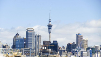 Selandia Baru skyline, 1. Iceland: Negara Paling Damai di Dunia, 2. New Zealand: Keamanan dan Alam yang Menakjubkan, Selandia Baru skyline, 3. Ireland: Keamanan dengan Pesona Budaya, 4. Denmark: Keseimbangan Keamanan dan Kesejahteraan, Ilustrasi kerja di Denmark, 5. Austria: Stabilitas di Jantung Eropa, Tips Relokasi dari Indonesia