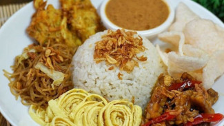 Ilustrasi nasi uduk, 1. Nasi Box Ayam Goreng Krispi, 2. Nasi Uduk Komplit, 3. Sayur Kolplay dan Telur Balado, 4. Capcay Goreng, 5. Nasi Kuning Sederhana, 6. Ayam Kecap dan Tahu Tempe, 7. Sop Ayam Rumahan, 8. Tumis Kangkung dan Ikan Asin, 9. Nasi Goreng Kampung, 10. Semur Daging dan Kentang