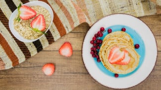 Pancake gandum, 1. Smoothie Alpukat dan Pisang dengan Susu Penuh Lemak, Smoothie alpukat, 2. Pancake Oatmeal Keju, Pancake gandum, 3. Nasi Tim Ayam dan Labu Kuning, 4. Roti Bakar Selai Kacang dan Pisang, Roti selai kacang dan pisang, 5. Sup Makaroni Keju Krim, Makaroni Keju Krim, Tips Penyajian untuk Anak Susah Makan