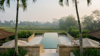 Hotel Amanjiwo, Tarif Kamar Amanjiwo: Investasi Kemewahan, Hotel Amanjiwo, UMR di Magelang: Realitas Pendapatan Lokal, Fasilitas Amanjiwo: Apa yang Didapat dengan Harga Tinggi?, Hotel Amanjiwo, Biaya Hidup di Magelang: Alternatif Hemat, Strategi Menginap dengan Gaji UMR, Pengalaman Selebriti dan Reputasi Amanjiwo