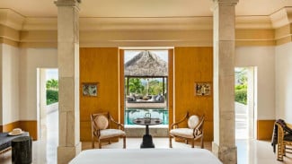 Hotel Amanjiwo, Resort: Liburan dengan Fasilitas Lengkap, Villa: Privasi dan Fleksibilitas, Ilustrasi Vila, Hotel: Praktis dan Terjangkau, Hotel Amanjiwo, Perbandingan Biaya dan Kecocokan, Tips Memilih Akomodasi untuk Liburan Hemat, Faktor Lain yang Perlu Dipertimbangkan