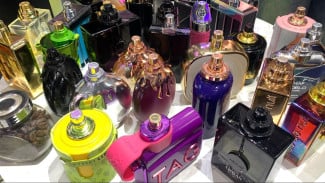 Ilustrasi botol parfum, Aroma Berkelas Para Old Money, Tren Parfum Timur Tengah di Indonesia, Ilustrasi botol parfum, Kualitas, Ketahanan, dan Citra Eksklusif