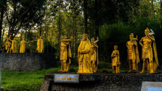 Gua Maria Lourdes Puhsarang, Tentang Gua Maria Lourdes Puhsarang, Gua Maria Lourdes Puhsarang, Daya Tarik Wisata Religi dan Arsitektur, Gua Maria Lourdes Puhsarang, Fasilitas dan Aktivitas Pendukung, Akses dan Suasana Sakral
