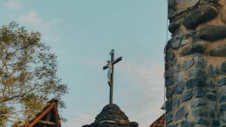Gua Maria Lourdes Puhsarang, Tentang Gua Maria Lourdes Puhsarang, Gua Maria Lourdes Puhsarang, Daya Tarik Wisata Religi dan Arsitektur, Gua Maria Lourdes Puhsarang, Fasilitas dan Aktivitas Pendukung, Akses dan Suasana Sakral
