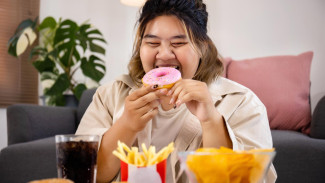Ilustrasi nafsu makan sore meningkat, 1. Makanan Olahan Tinggi Gula, 2. Daging Olahan, 3. Makanan Tinggi Garam, 4. Makanan dengan Lemak Trans, 5. Minuman Beralkohol, 6. Kopi dan Teh Manis, 7. Kue dan Pastry, 8. Gorengan, 9. Protein Bar Olahan, 10. Cokelat Putih