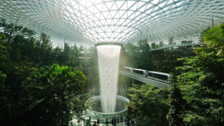 Jewel Changi Airport, 1. Singapore Changi Airport, Singapura, Jewel Changi Airport, 2. Hamad International Airport, Doha, Qatar, 3. Incheon International Airport, Korea Selatan, 4. Tokyo Haneda Airport, Jepang, Haneda Airport, 5. Munich Airport, Jerman, Munich Airport, Mengapa Bandara Ini Menonjol?, Tips untuk Wisatawan
