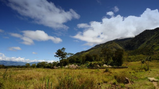 Lembah Baliem, Banjarmasin: Venesia dari Kalimantan, Lembah Baliem: Swiss di Jantung Papua, Lembah Baliem, Tips Perjalanan untuk Banjarmasin dan Lembah Baliem, Informasi Penting untuk Wisatawan