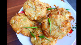 Bakwan goreng, Produk Susu dan Derivatifnya, Ilustrasi campuran susu dan strawberry, Makanan Tinggi Gula, Ilustrasi donat, Makanan Cepat Saji dan Gorengan, Bakwan goreng, Karbohidrat Olahan, Nasi putih diberi kecap, Makanan dengan Kandungan Yodium Tinggi, Tips Tambahan untuk Kulit Glowing