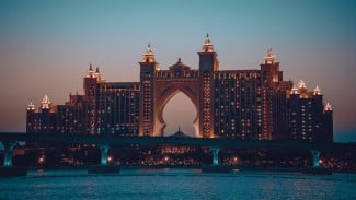 Atlantis the Palm, Jerman: Pusat Inovasi dan Industri, Singapura: Hub Keuangan dan Teknologi Asia, Marina Bay Sands Singapura, Australia: Peluang di Sektor Pertambangan dan Kesehatan, Opera Sydney, Uni Emirat Arab: Magnet untuk Pekerja Konstruksi dan Perhotelan, Atlantis the Palm, Kanada: Negara Ramah Pekerja Migran, Tips Persiapan untuk Bekerja di Luar Negeri