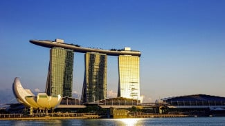 Marina Bay Sands Singapura, Jerman: Pusat Inovasi dan Industri, Singapura: Hub Keuangan dan Teknologi Asia, Marina Bay Sands Singapura, Australia: Peluang di Sektor Pertambangan dan Kesehatan, Opera Sydney, Uni Emirat Arab: Magnet untuk Pekerja Konstruksi dan Perhotelan, Atlantis the Palm, Kanada: Negara Ramah Pekerja Migran, Tips Persiapan untuk Bekerja di Luar Negeri