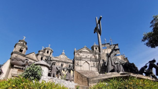 Cebu Heritage Monument, Cebu dan Bohol: Petualangan Alam dan Budaya, Cebu Heritage Monument, Metro Manila: Pusat Sejarah dan Modernitas, Boracay: Surga Pantai dengan Sentuhan Halal, Palawan: Keindahan Alam yang Memukau, Palawan island